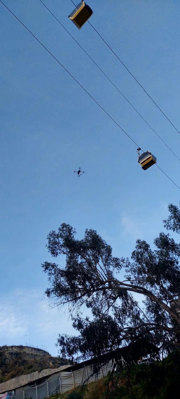 Dron DJI sobrevolando zona del teleférico de La Paz
