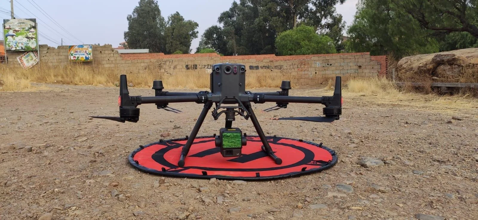 DJI Matrice 350 RTK en pista de despegue — campo boliviano