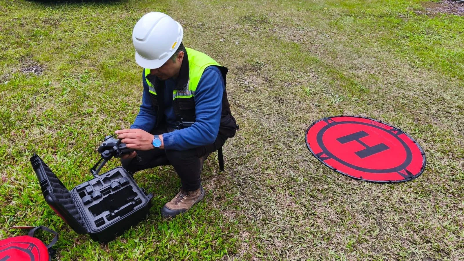 Ingeniero preparando dron DJI para misión LiDAR